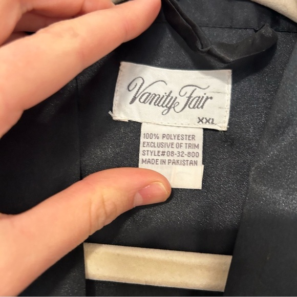 Vanity Fair Black and White Floral Robe - Picture 3 of 8